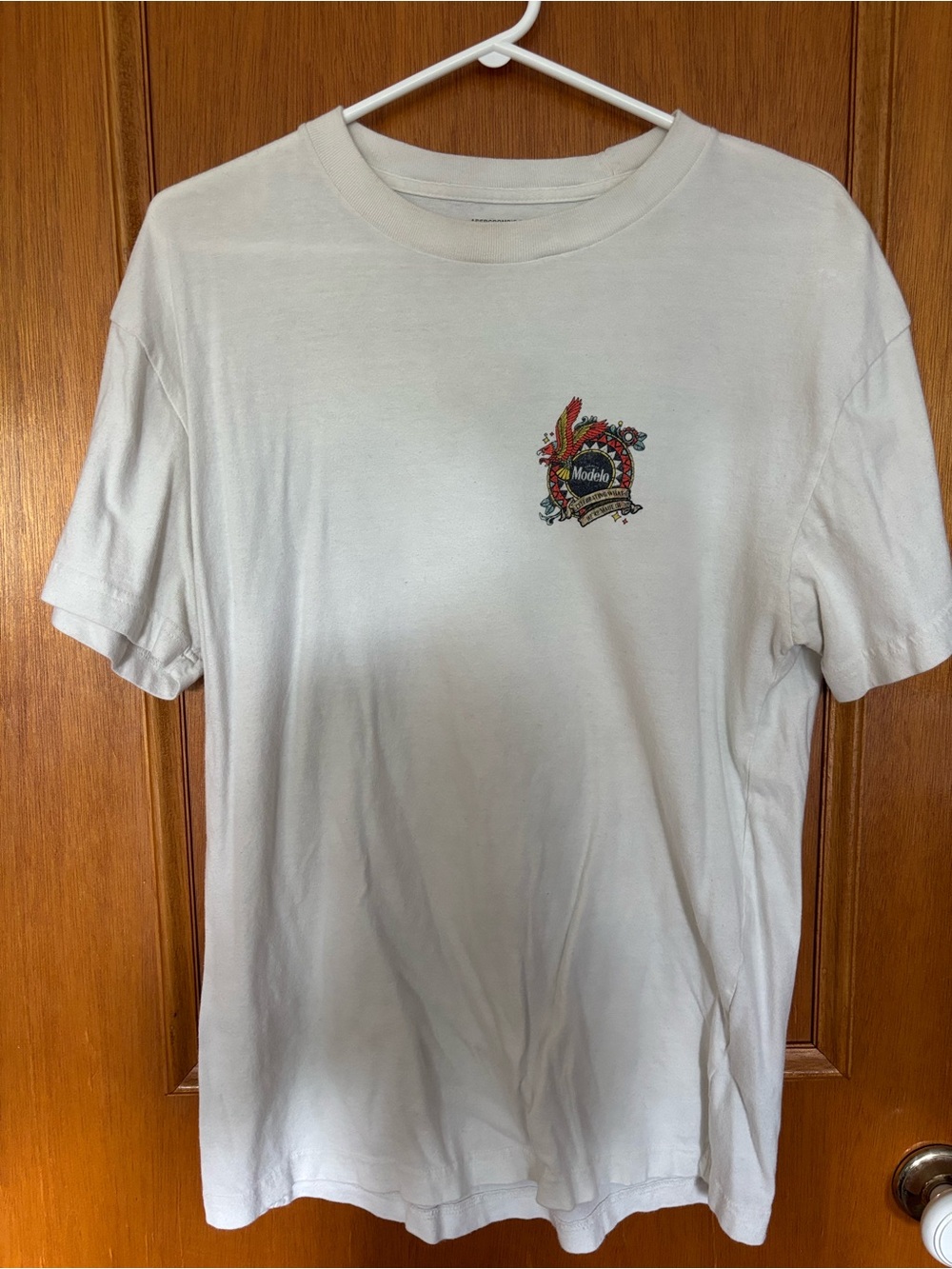 Modelo Abercrombie White Crewneck T‑Shirt with Chest Crest Size Medium